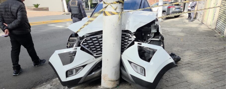 Motorista perde controle de carro e bate em poste na Zona Norte de SP