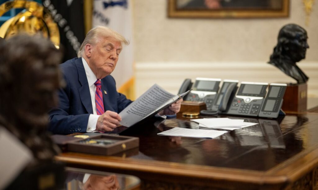 Trump condena prisão de Bolsonaro e ameaça punir Moraes