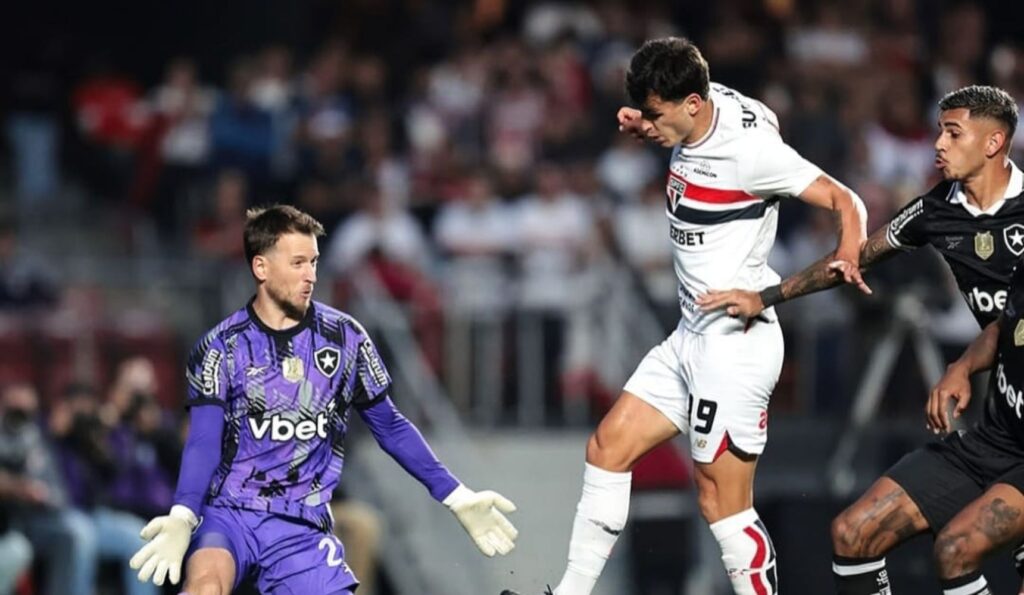 São Paulo marca cedo, segura o Botafogo e encosta no G-6