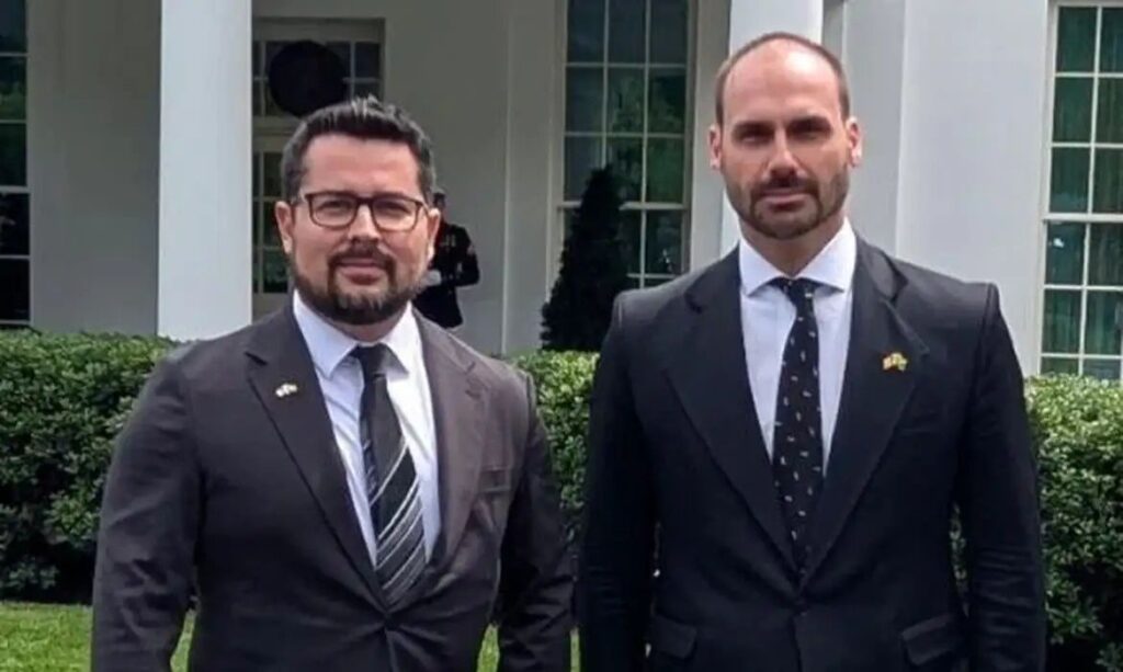 Eduardo Bolsonaro e Paulo Figueiredo são denunciados por coação no curso do processo