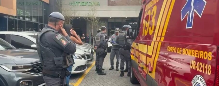 Homem é baleado por policial civil em estacionamento de shopping, em Santana