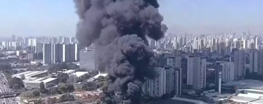 Incêndio destruiu galpão de tecidos na Lapa e mobilizou 16 viaturas do Corpo de Bombeiros