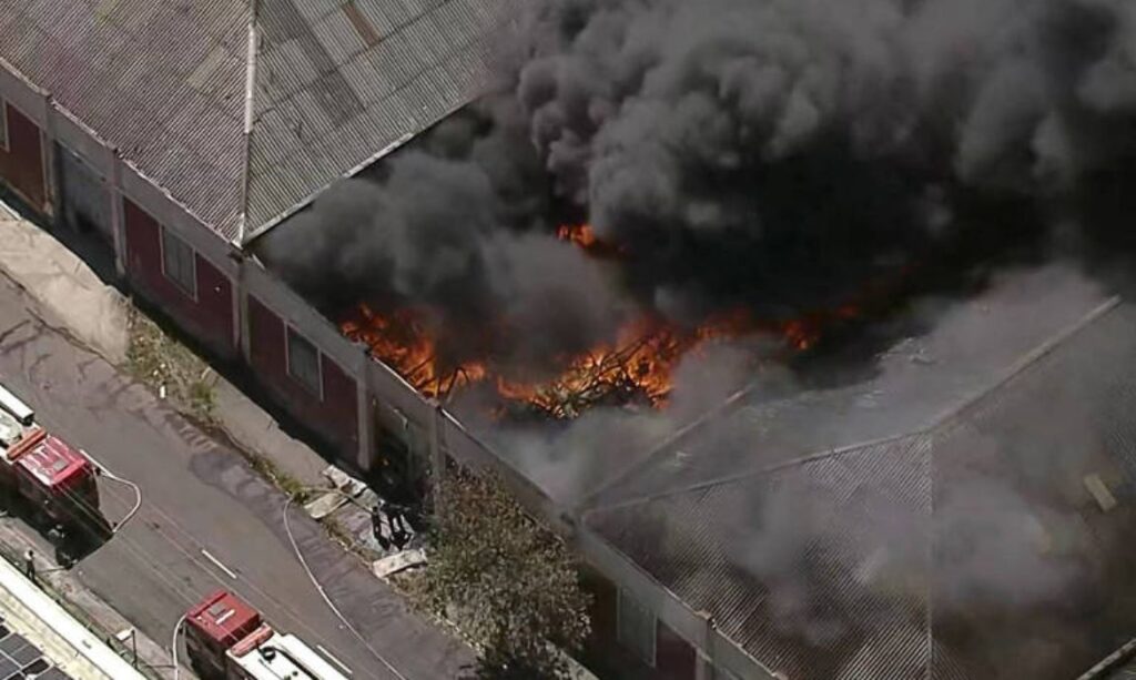 Incêndio destruiu galpão de tecidos na Lapa e mobilizou 16 viaturas do Corpo de Bombeiros