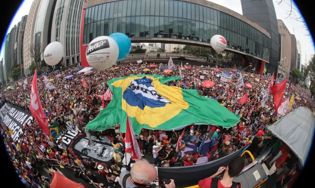 Protesto na Paulista contra PEC da Blindagem e anistia reúne 42 mil pessoas