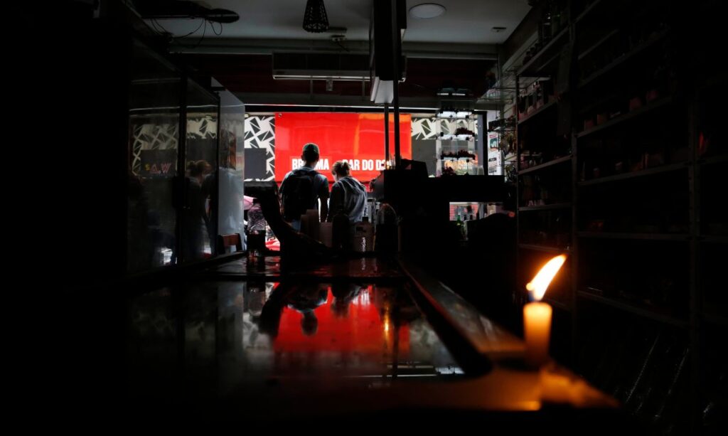 Tempestade provoca apagão e deixa 214 mil casas sem energia em São Paulo