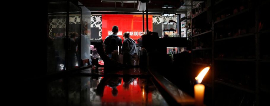 Tempestade provoca apagão e deixa 214 mil casas sem energia em São Paulo