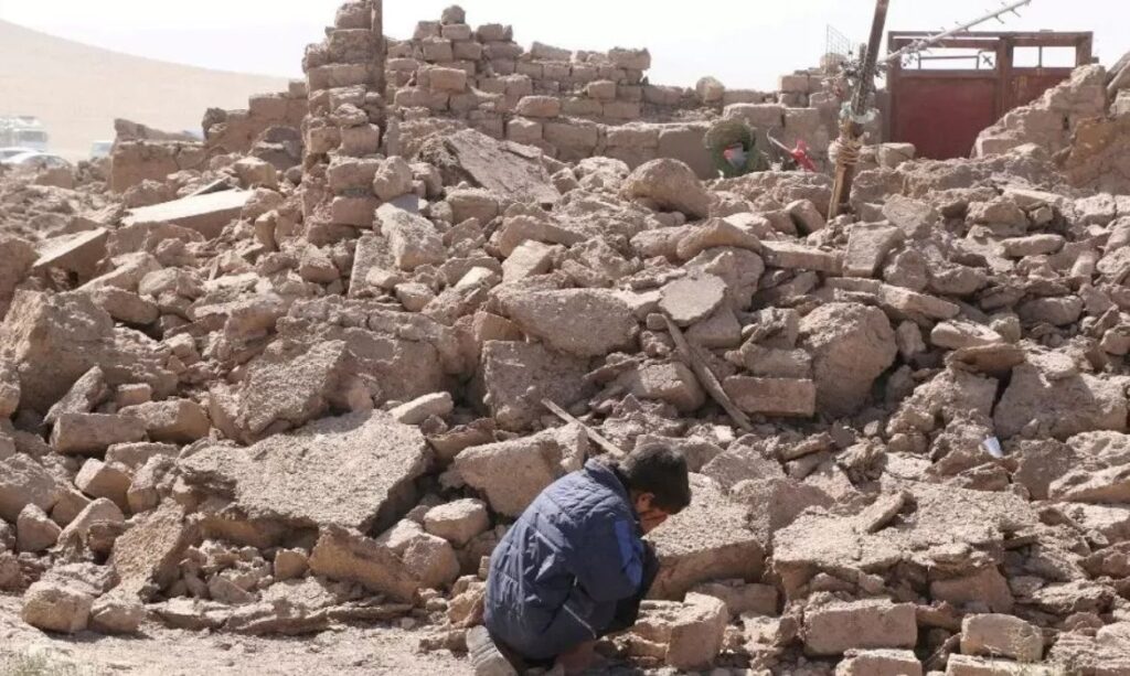 Terremoto no Afeganistão mata mais de 800 e destrói vilarejos inteiros