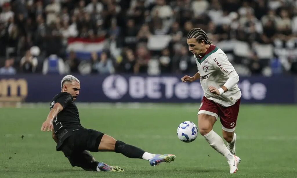 Timão vence no sufoco e afunda o Fluminense no Maracanã