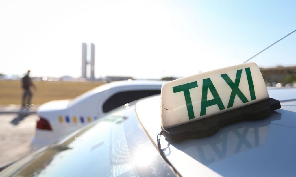 Câmara aprova MP que isenta taxistas da taxa de fiscalização do taxímetro e moderniza formação