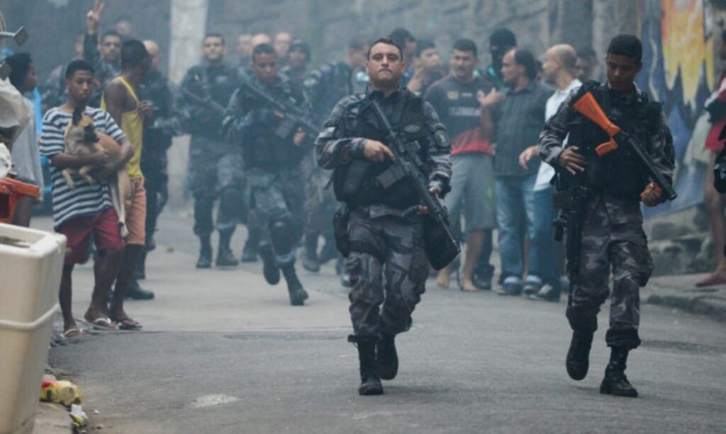 Confronto entre facções e polícia no Rio deixa 64 mortos e fecha vias na capital