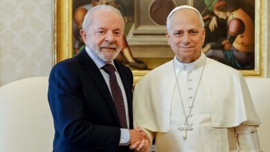 Lula se encontra com Papa Leão XIV e ouve promessa de visita futura ao Brasil