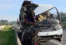 Acidente entre ônibus e caminhão na Rodovia dos Bandeirantes deixa 44 feridos