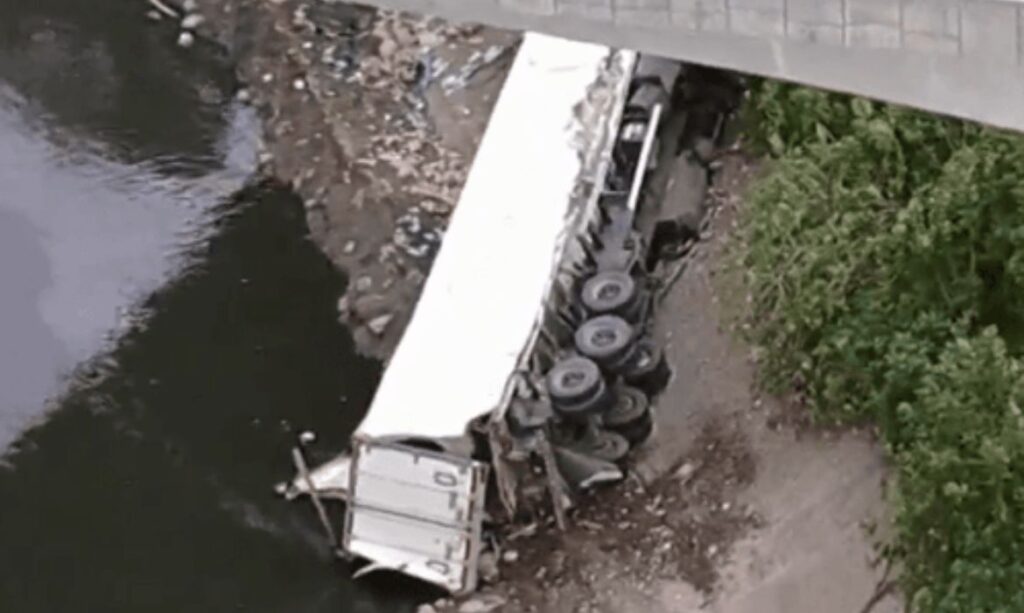 Caminhão despenca de ponte na Marginal Tietê e deixa quatro feridos