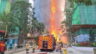 Incêndio atinge arranha-céus em Hong Kong e deixa ao menos 44 mortos
