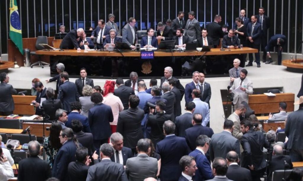 Câmara aprova projeto que reduz penas de condenados por tentativa de golpe