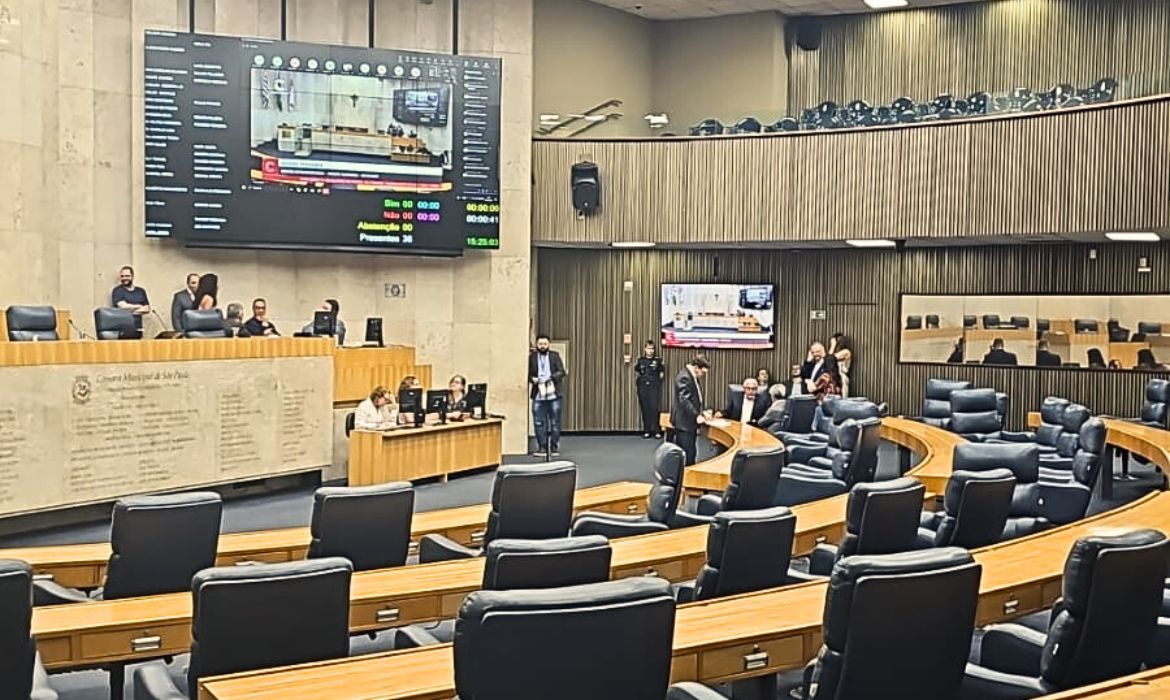 Câmara aprova regulamentação de motos por app em São Paulo sob críticas de empresas