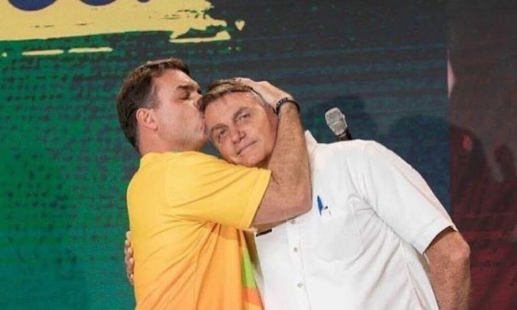 Flávio Bolsonaro confirma candidatura ao Planalto e assume herança do bolsonarismo