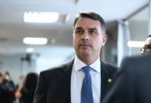 Flávio Bolsonaro confirma candidatura ao Planalto e assume herança do bolsonarismo