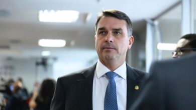 Flávio Bolsonaro confirma candidatura ao Planalto e assume herança do bolsonarismo