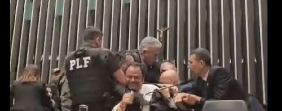 Glauber Braga é retirado à força da Mesa da Câmara após ocupar direção da Casa