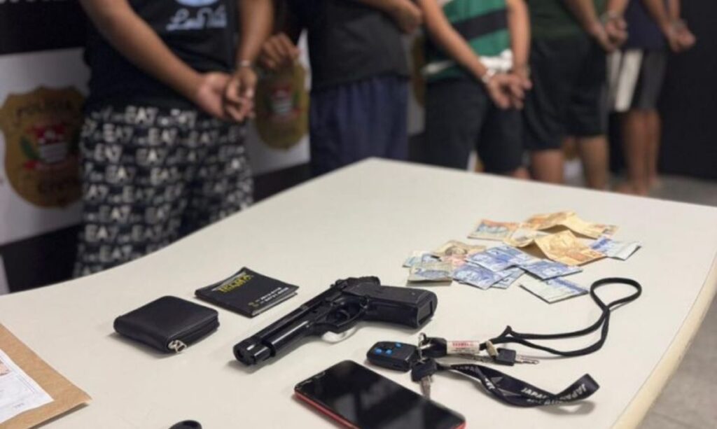 A Polícia Civil de São Paulo concluiu nesta segunda-feira (8) mais uma etapa da Operação Piratas do Asfalto — e com isso desarticulou uma quadrilha acusada de atuar com roubos e furtos de motocicletas na Grande São Paulo. A ofensiva resultou na prisão de cinco novos suspeitos, elevando para 15 o total de detidos desde o início da investigação. THMais - Você por dentro de tudo +2 Jornal Digital da Região Oeste +2 Durante as diligências, realizadas na cidade de Itaquaquecetuba, foram cumpridos mandados de prisão temporária e de busca e apreensão, o que permitiu apreensões significativas: além de duas motocicletas — potencialmente roubadas ou usadas no esquema —, a polícia confiscou sete celulares, um carro usado como “cavalo” para monitorar a presença policial e um simulacro de arma de fogo. THMais - Você por dentro de tudo A investigação aponta que o grupo agia de forma organizada e estruturada: eles praticavam roubos com violência nas ruas, transportavam as motos para desmanches ou revenda clandestina, e usavam diferentes artifícios para evitar captura — como o uso do veículo “escudo” e comunicação constante por meio de celulares. Jornal Digital da Região Oeste +1 As prisões fazem parte da terceira fase da operação, que teve início há meses. Nas etapas anteriores, a polícia já havia detido outros membros da quadrilha e apreendido motocicletas, ferramentas usadas para adulterar veículos e dinheiro em espécie. Jornal Digital da Região Oeste +1 Autoridades afirmam que a ação representa um passo importante no combate aos roubos de motocicletas — crime que causa insegurança e prejuízos frequentes a moradores da região metropolitana. A expectativa é de que a golpes como esse tragam alívio a vítimas e cidadãos que vivem com medo constante de assaltos e furtos. A desarticulação da quadrilha também será útil para rastrear a cadeia criminosa completa: há indícios de que parte das motocicletas roubadas era destinada a desmanches e venda de peças ilegais, o que amplia a investigação para receptação e comércio clandestino de veículos. Jornal Digital da Região Oeste +1 Com as novas prisões e apreensões, a Polícia Civil espera desmobilizar completamente a estrutura do grupo e desencorajar outras organizações a manter esquemas semelhantes. A operação reforça o compromisso das autoridades com a segurança pública e a proteção dos cidadãos na região metropolitana.