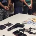 A Polícia Civil de São Paulo concluiu nesta segunda-feira (8) mais uma etapa da Operação Piratas do Asfalto — e com isso desarticulou uma quadrilha acusada de atuar com roubos e furtos de motocicletas na Grande São Paulo. A ofensiva resultou na prisão de cinco novos suspeitos, elevando para 15 o total de detidos desde o início da investigação. THMais - Você por dentro de tudo +2 Jornal Digital da Região Oeste +2 Durante as diligências, realizadas na cidade de Itaquaquecetuba, foram cumpridos mandados de prisão temporária e de busca e apreensão, o que permitiu apreensões significativas: além de duas motocicletas — potencialmente roubadas ou usadas no esquema —, a polícia confiscou sete celulares, um carro usado como “cavalo” para monitorar a presença policial e um simulacro de arma de fogo. THMais - Você por dentro de tudo A investigação aponta que o grupo agia de forma organizada e estruturada: eles praticavam roubos com violência nas ruas, transportavam as motos para desmanches ou revenda clandestina, e usavam diferentes artifícios para evitar captura — como o uso do veículo “escudo” e comunicação constante por meio de celulares. Jornal Digital da Região Oeste +1 As prisões fazem parte da terceira fase da operação, que teve início há meses. Nas etapas anteriores, a polícia já havia detido outros membros da quadrilha e apreendido motocicletas, ferramentas usadas para adulterar veículos e dinheiro em espécie. Jornal Digital da Região Oeste +1 Autoridades afirmam que a ação representa um passo importante no combate aos roubos de motocicletas — crime que causa insegurança e prejuízos frequentes a moradores da região metropolitana. A expectativa é de que a golpes como esse tragam alívio a vítimas e cidadãos que vivem com medo constante de assaltos e furtos. A desarticulação da quadrilha também será útil para rastrear a cadeia criminosa completa: há indícios de que parte das motocicletas roubadas era destinada a desmanches e venda de peças ilegais, o que amplia a investigação para receptação e comércio clandestino de veículos. Jornal Digital da Região Oeste +1 Com as novas prisões e apreensões, a Polícia Civil espera desmobilizar completamente a estrutura do grupo e desencorajar outras organizações a manter esquemas semelhantes. A operação reforça o compromisso das autoridades com a segurança pública e a proteção dos cidadãos na região metropolitana.