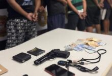 A Polícia Civil de São Paulo concluiu nesta segunda-feira (8) mais uma etapa da Operação Piratas do Asfalto — e com isso desarticulou uma quadrilha acusada de atuar com roubos e furtos de motocicletas na Grande São Paulo. A ofensiva resultou na prisão de cinco novos suspeitos, elevando para 15 o total de detidos desde o início da investigação. THMais - Você por dentro de tudo +2 Jornal Digital da Região Oeste +2 Durante as diligências, realizadas na cidade de Itaquaquecetuba, foram cumpridos mandados de prisão temporária e de busca e apreensão, o que permitiu apreensões significativas: além de duas motocicletas — potencialmente roubadas ou usadas no esquema —, a polícia confiscou sete celulares, um carro usado como “cavalo” para monitorar a presença policial e um simulacro de arma de fogo. THMais - Você por dentro de tudo A investigação aponta que o grupo agia de forma organizada e estruturada: eles praticavam roubos com violência nas ruas, transportavam as motos para desmanches ou revenda clandestina, e usavam diferentes artifícios para evitar captura — como o uso do veículo “escudo” e comunicação constante por meio de celulares. Jornal Digital da Região Oeste +1 As prisões fazem parte da terceira fase da operação, que teve início há meses. Nas etapas anteriores, a polícia já havia detido outros membros da quadrilha e apreendido motocicletas, ferramentas usadas para adulterar veículos e dinheiro em espécie. Jornal Digital da Região Oeste +1 Autoridades afirmam que a ação representa um passo importante no combate aos roubos de motocicletas — crime que causa insegurança e prejuízos frequentes a moradores da região metropolitana. A expectativa é de que a golpes como esse tragam alívio a vítimas e cidadãos que vivem com medo constante de assaltos e furtos. A desarticulação da quadrilha também será útil para rastrear a cadeia criminosa completa: há indícios de que parte das motocicletas roubadas era destinada a desmanches e venda de peças ilegais, o que amplia a investigação para receptação e comércio clandestino de veículos. Jornal Digital da Região Oeste +1 Com as novas prisões e apreensões, a Polícia Civil espera desmobilizar completamente a estrutura do grupo e desencorajar outras organizações a manter esquemas semelhantes. A operação reforça o compromisso das autoridades com a segurança pública e a proteção dos cidadãos na região metropolitana.