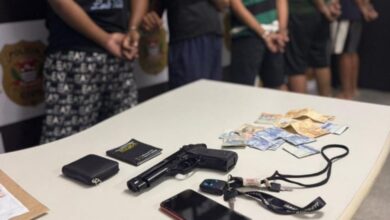A Polícia Civil de São Paulo concluiu nesta segunda-feira (8) mais uma etapa da Operação Piratas do Asfalto — e com isso desarticulou uma quadrilha acusada de atuar com roubos e furtos de motocicletas na Grande São Paulo. A ofensiva resultou na prisão de cinco novos suspeitos, elevando para 15 o total de detidos desde o início da investigação. THMais - Você por dentro de tudo +2 Jornal Digital da Região Oeste +2 Durante as diligências, realizadas na cidade de Itaquaquecetuba, foram cumpridos mandados de prisão temporária e de busca e apreensão, o que permitiu apreensões significativas: além de duas motocicletas — potencialmente roubadas ou usadas no esquema —, a polícia confiscou sete celulares, um carro usado como “cavalo” para monitorar a presença policial e um simulacro de arma de fogo. THMais - Você por dentro de tudo A investigação aponta que o grupo agia de forma organizada e estruturada: eles praticavam roubos com violência nas ruas, transportavam as motos para desmanches ou revenda clandestina, e usavam diferentes artifícios para evitar captura — como o uso do veículo “escudo” e comunicação constante por meio de celulares. Jornal Digital da Região Oeste +1 As prisões fazem parte da terceira fase da operação, que teve início há meses. Nas etapas anteriores, a polícia já havia detido outros membros da quadrilha e apreendido motocicletas, ferramentas usadas para adulterar veículos e dinheiro em espécie. Jornal Digital da Região Oeste +1 Autoridades afirmam que a ação representa um passo importante no combate aos roubos de motocicletas — crime que causa insegurança e prejuízos frequentes a moradores da região metropolitana. A expectativa é de que a golpes como esse tragam alívio a vítimas e cidadãos que vivem com medo constante de assaltos e furtos. A desarticulação da quadrilha também será útil para rastrear a cadeia criminosa completa: há indícios de que parte das motocicletas roubadas era destinada a desmanches e venda de peças ilegais, o que amplia a investigação para receptação e comércio clandestino de veículos. Jornal Digital da Região Oeste +1 Com as novas prisões e apreensões, a Polícia Civil espera desmobilizar completamente a estrutura do grupo e desencorajar outras organizações a manter esquemas semelhantes. A operação reforça o compromisso das autoridades com a segurança pública e a proteção dos cidadãos na região metropolitana.