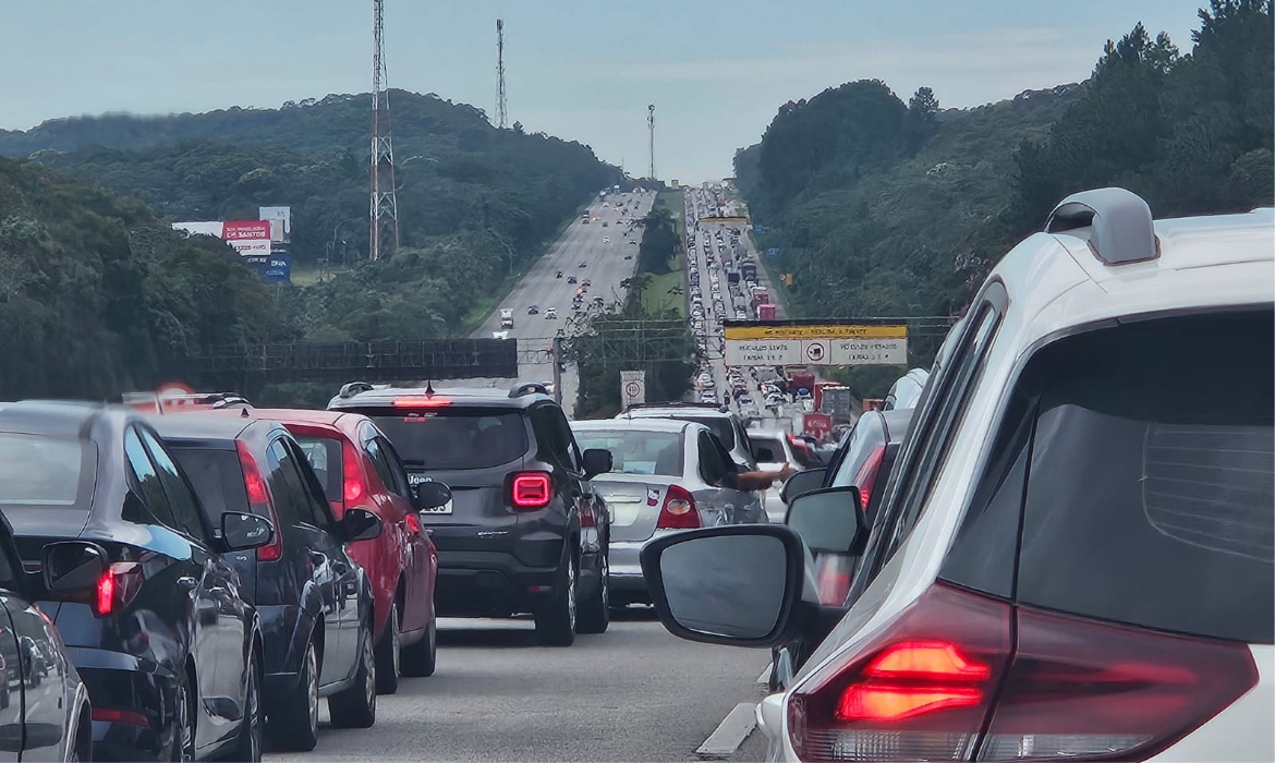 Trnsito intenso na Imigrantes e Anchieta complica viagem ao litoral de SP