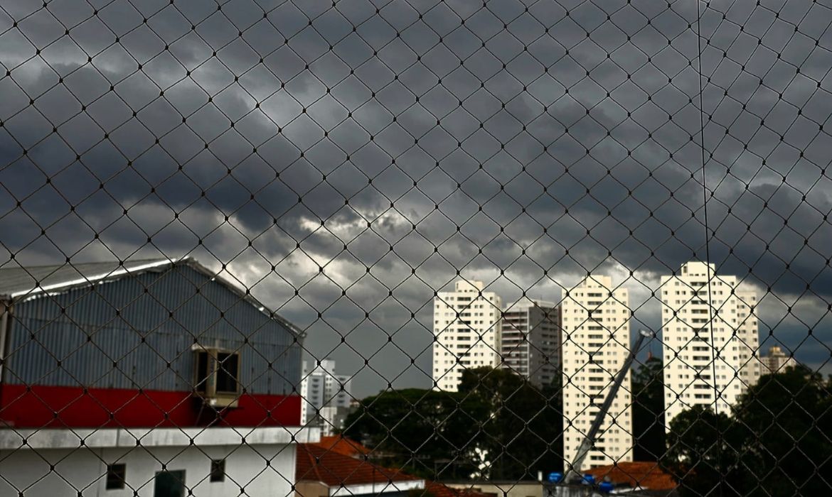 São Paulo entra em estado de atenção para alagamentos após calor e instabilidade climática
