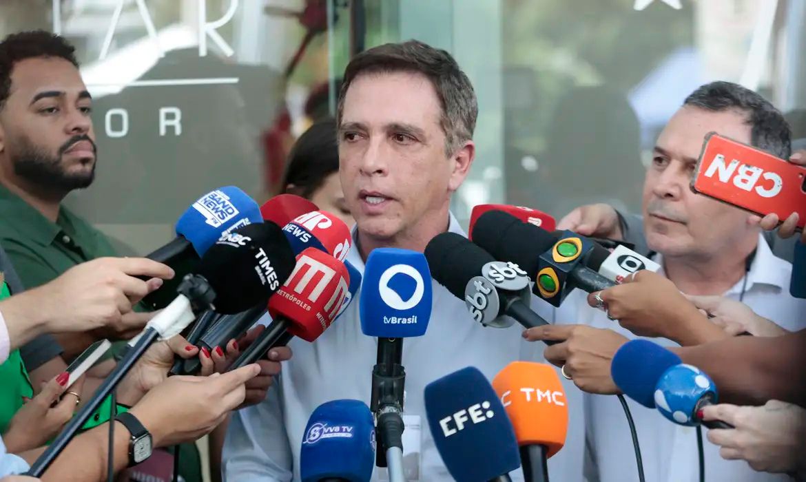 Bolsonaro diagnosticado com traumatismo craniano leve aps queda