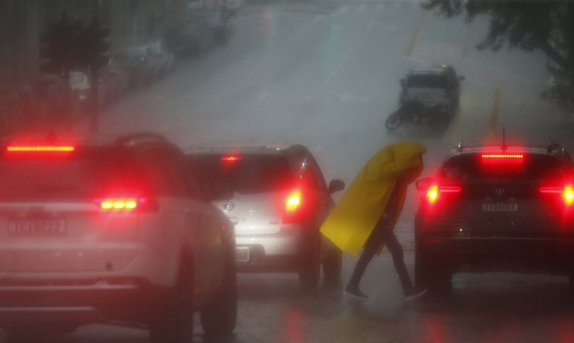 Chuva forte com ventania e granizo deixa cidade de SP em estado de ateno