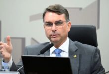 Flávio Bolsonaro critica governo Lula durante homenagem a Valdemar na Alesp