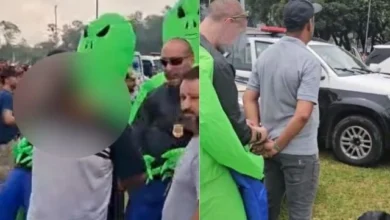 Policiais disfarçados de E.T. prendem vendedores de bebidas clandestinas em São Paulo