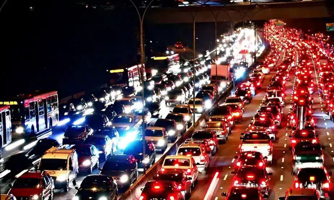 So Paulo registra 1313 km de congestionamento e bate novo recorde de trnsito do ano