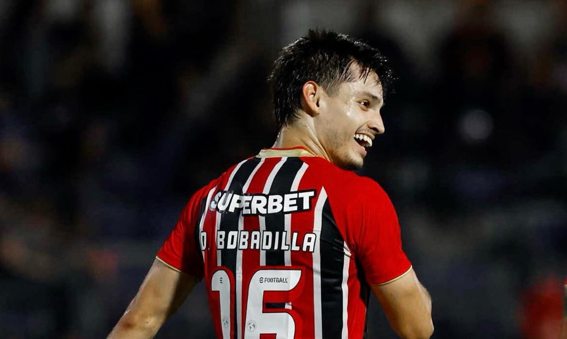 So Paulo vence Bragantino fora de casa e garante vaga na semifinal do Paulista