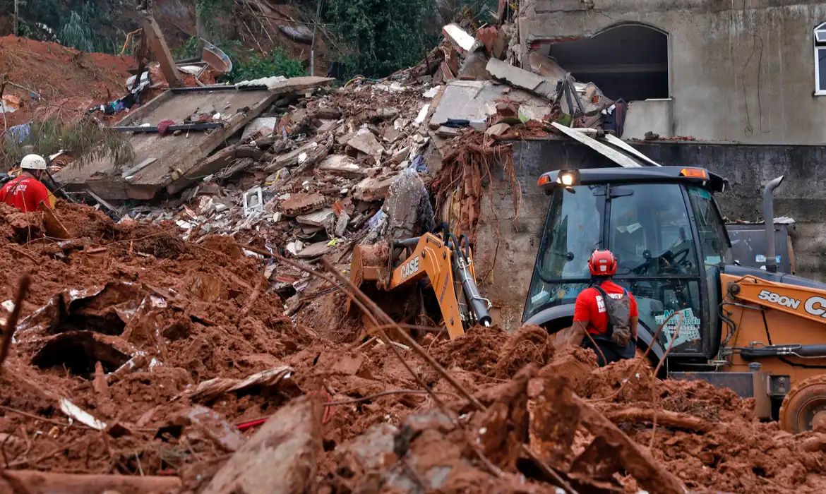 Sobe para 30 o nmero de mortos aps enchentes em Juiz de Fora e Ub