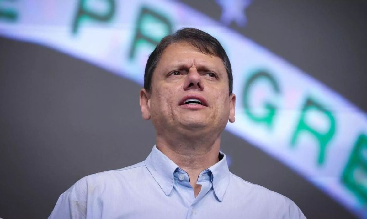 Tarcsio chama desfile em homenagem a Lula de horroroso e comemora rebaixamento