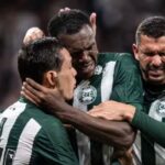 Coritiba vence Corinthians fora de casa e sobe na tabela do Brasileirão
