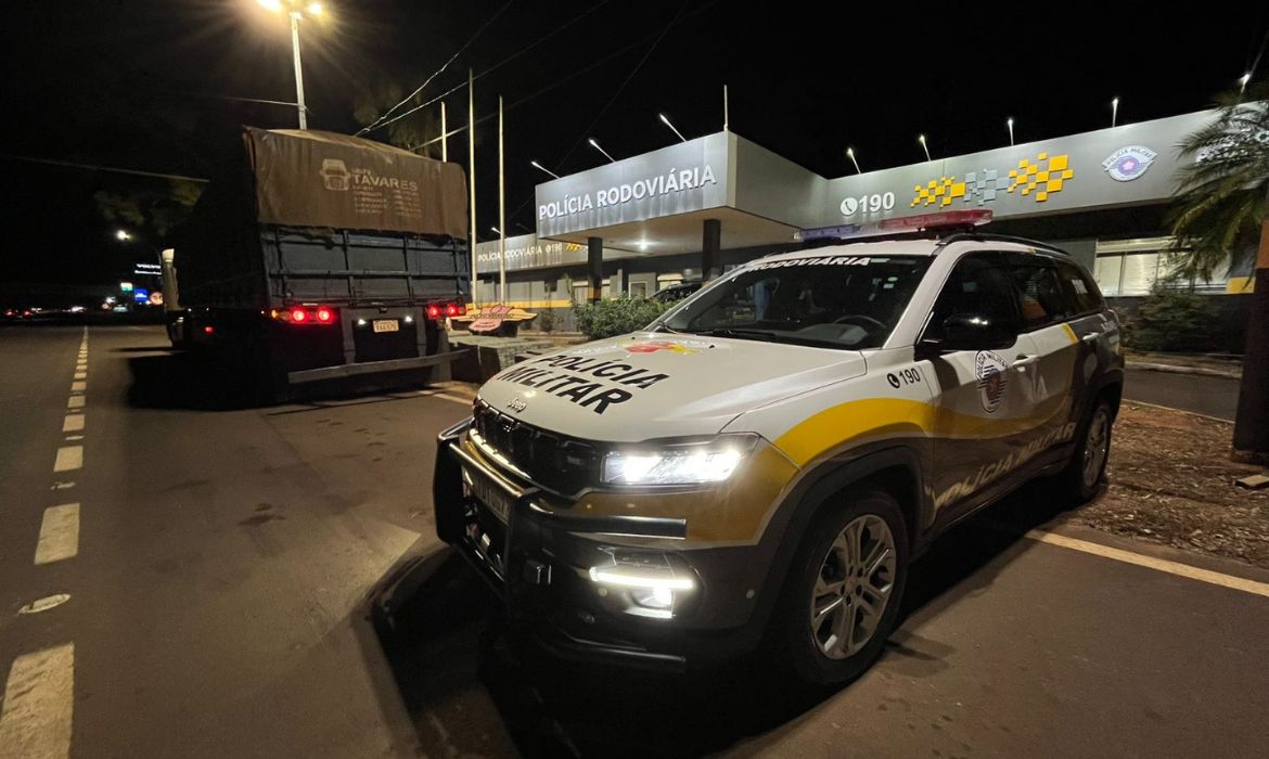 Polícia Rodoviária apreende 422 kg de pasta base de cocaína na Castello Branco, em Porangaba
