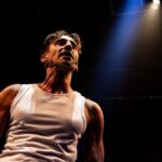 Tuca Andrada retorna aos palcos com “Let’s Play That” no Teatro Sérgio Cardoso