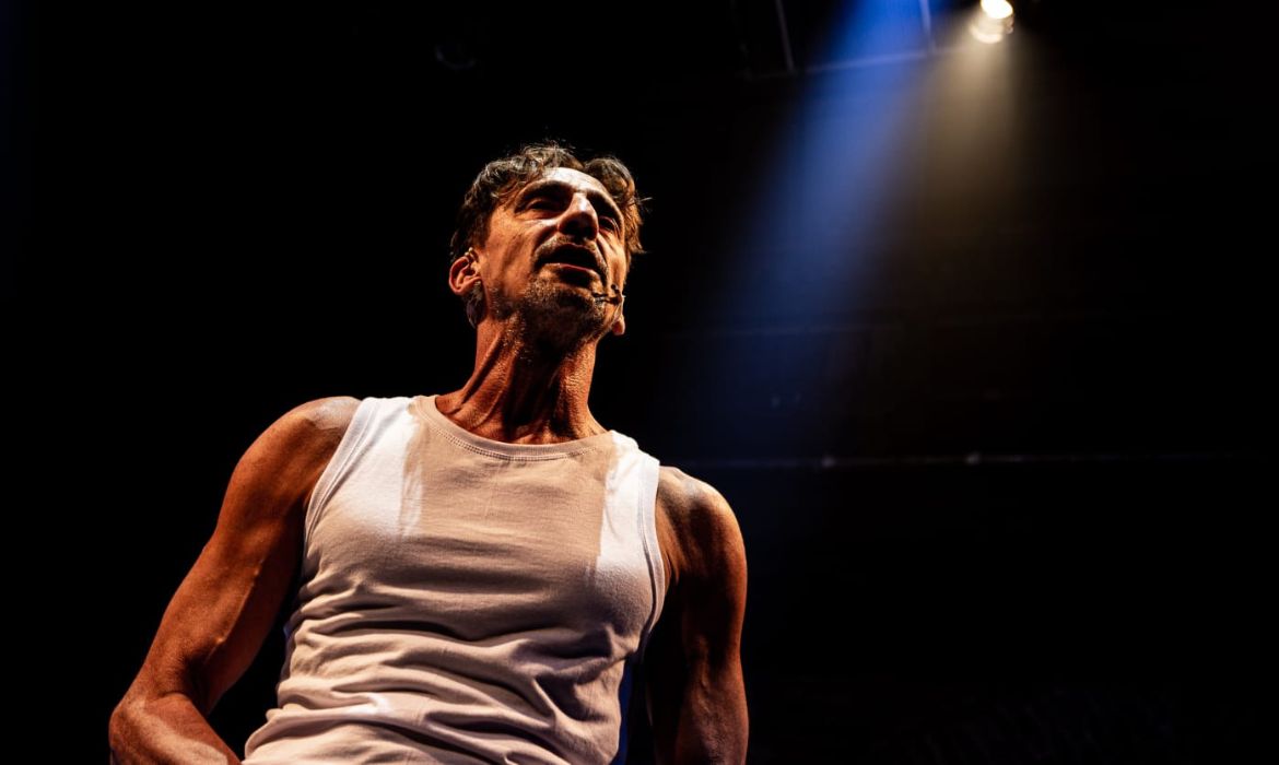 Tuca Andrada retorna aos palcos com “Let’s Play That” no Teatro Sérgio Cardoso