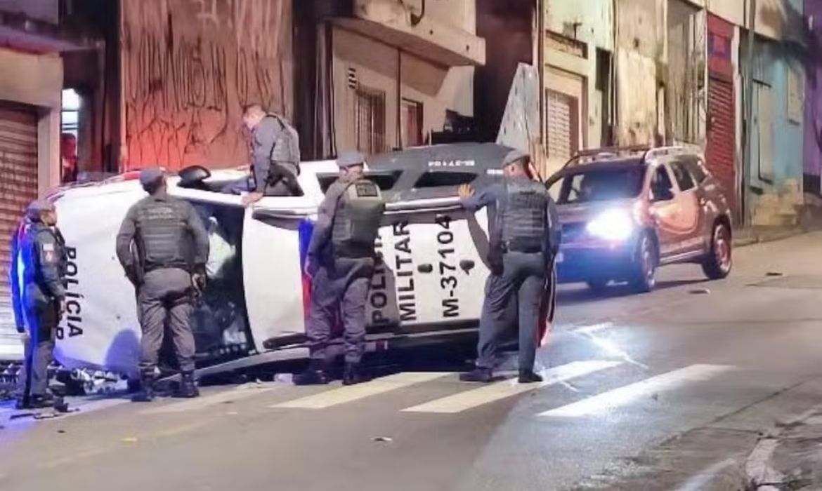 Viatura da Polícia Militar capota durante atendimento de ocorrência no Jardim Ângela, na Zona Sul de SP