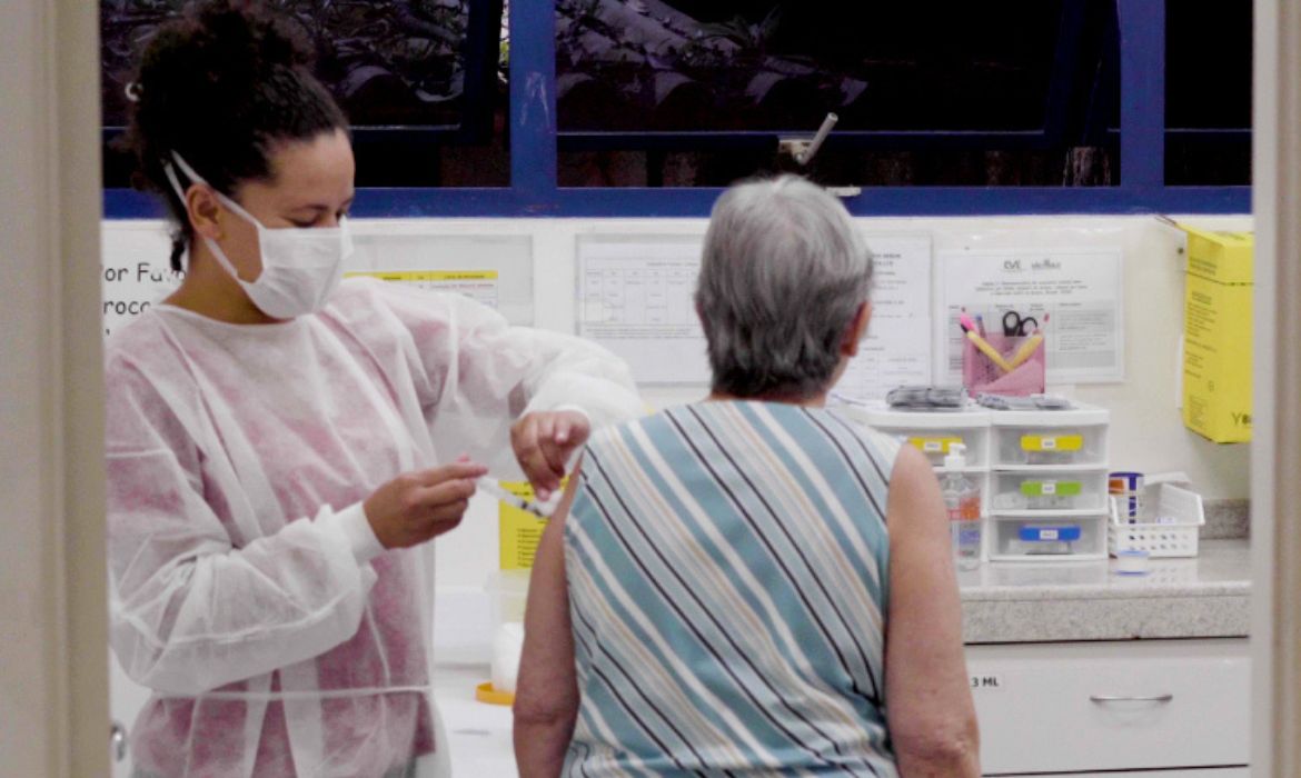 Campanha de vacinação contra gripe é reforçada em São Paulo com chegada do outono