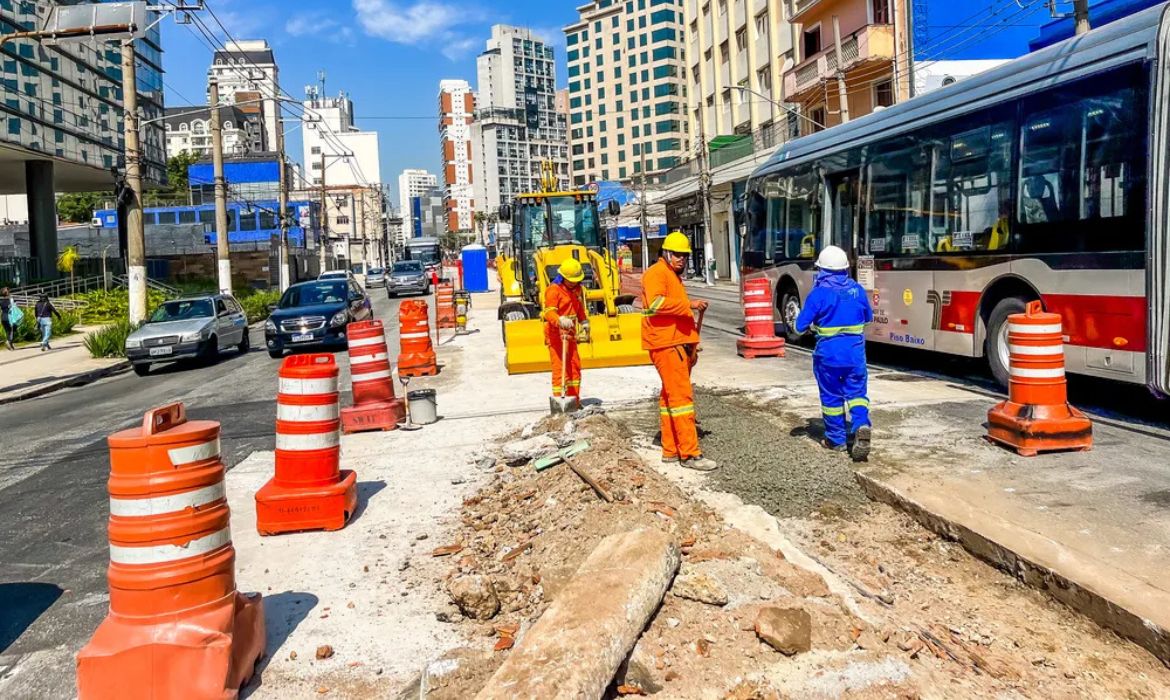 Obras na Avenida Santo Amaro atrasam novamente em So Paulo e prazo vai para 2026