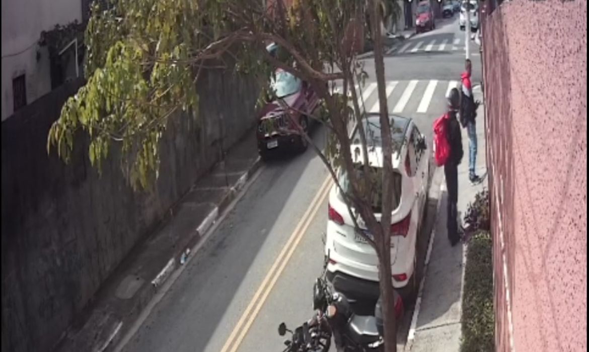 Policial militar é baleado durante assalto em Osasco; ação foi registrada por câmeras