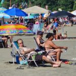 Praias lotadas e trânsito intenso marcam fim do feriado de Tiradentes no litoral de São Paulo