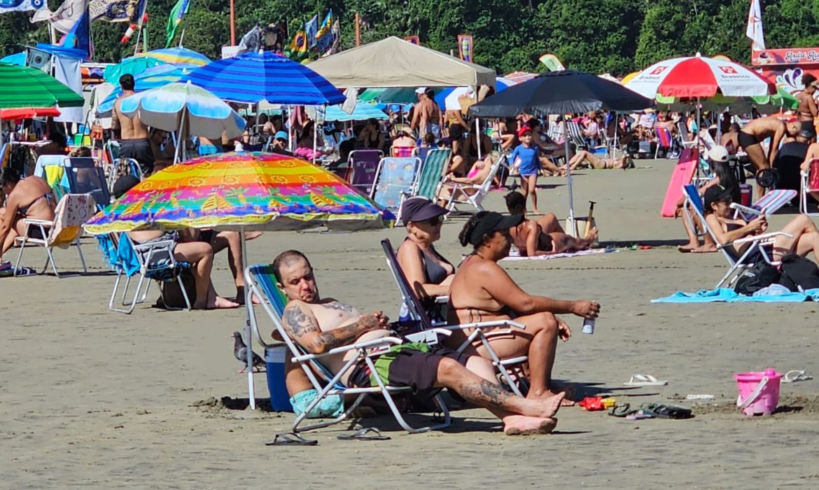 Praias lotadas e trânsito intenso marcam fim do feriado de Tiradentes no litoral de São Paulo
