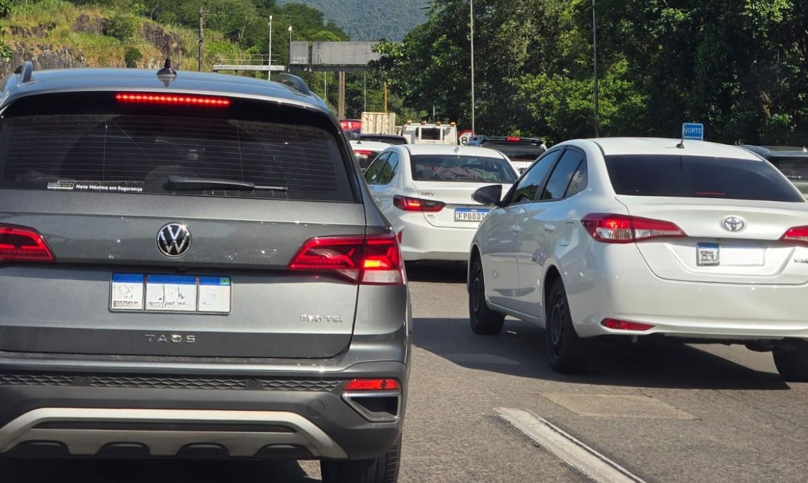 Praias lotadas e trnsito intenso marcam fim do feriado de Tiradentes no litoral de So Paulo