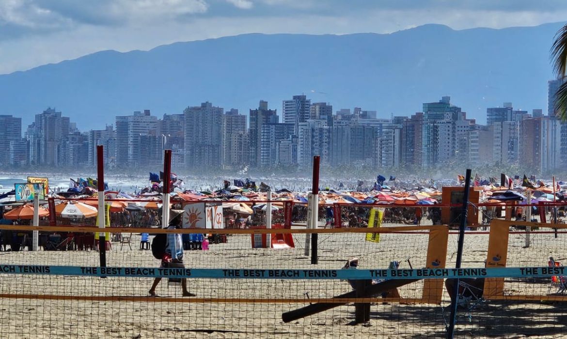 Praias lotadas e trnsito intenso marcam fim do feriado de Tiradentes no litoral de So Paulo